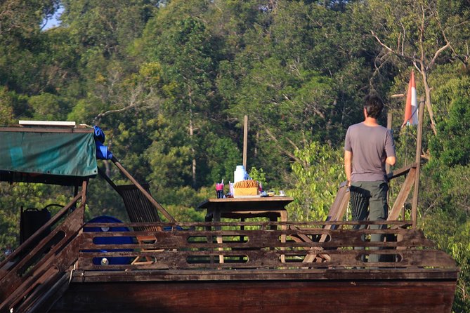 3ns Private Orangutan and Bornean Primates Kelotok Tour - Day 3 cruising and optional jungle time: balancing walking and wildlife spotting