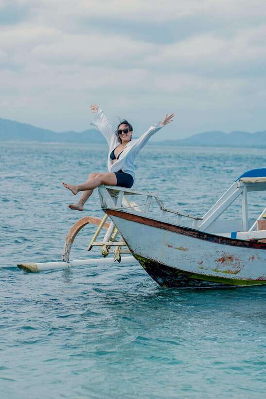 5 Secret Gili Boat Trip & Snorkeling in Southwest Of Lombok - Gili Tangkong lunch break: eat well, then cool off