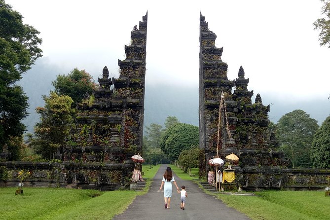 All Inclusive Sekumpul Waterfall Trekking , Handara Gate & Temple - Handara Iconic Gate: 30 Minutes to Get the Angles Right
