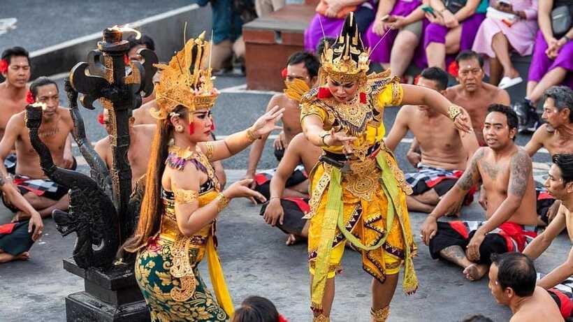 Bali: Beaches, Uluwatu Temple Sunset & Fire Kecak Dance Show - Uluwatu Temple: cliffside walking and the sunset setup