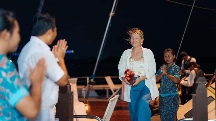Bali/Benoa: 5-Course Romantic Evening Cruise With Live Music - The 5-Course Tropical Dinner: More Than Just Food