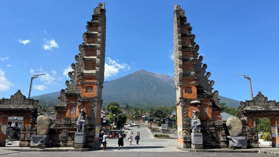 Bali: Besakih temple, Tukad Cepung waterfall, Penglipuran - Pura Besakih and the Mother Temple Atmosphere