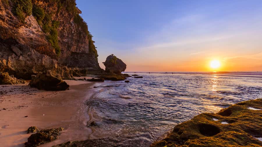 Bali: Full-Day Private or Shared Uluwatu Highlights Tour - Melasti Beach: a calmer hour before Uluwatu Temple