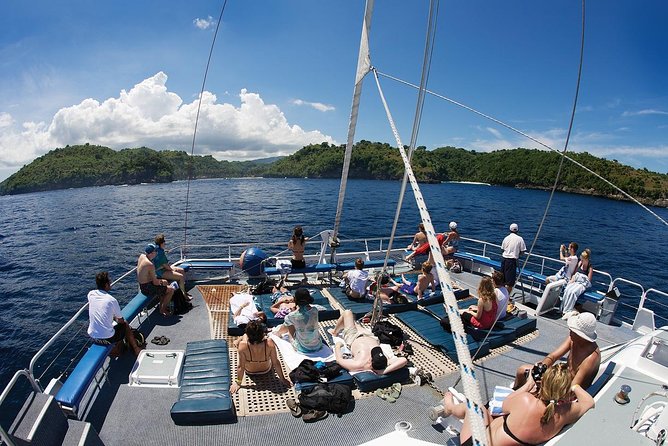 Bali Hai - Aristocat Sailing Cruise - Beach club facilities on Lembongan: pool breaks and SUP boards