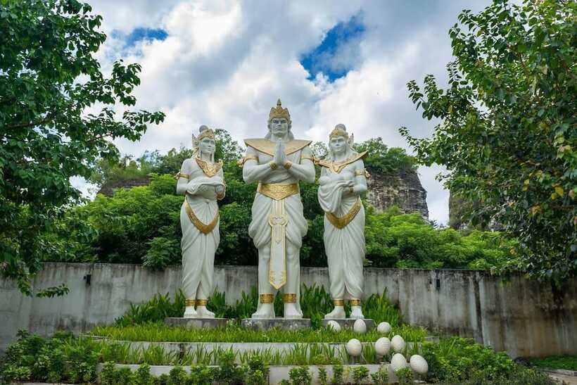 Bali: Half-Day Nusa Dua Tour with Pandawa Beach, GWK & Lunch - Lunch in Nusa Dua: Indonesian food, and yes, spice matters