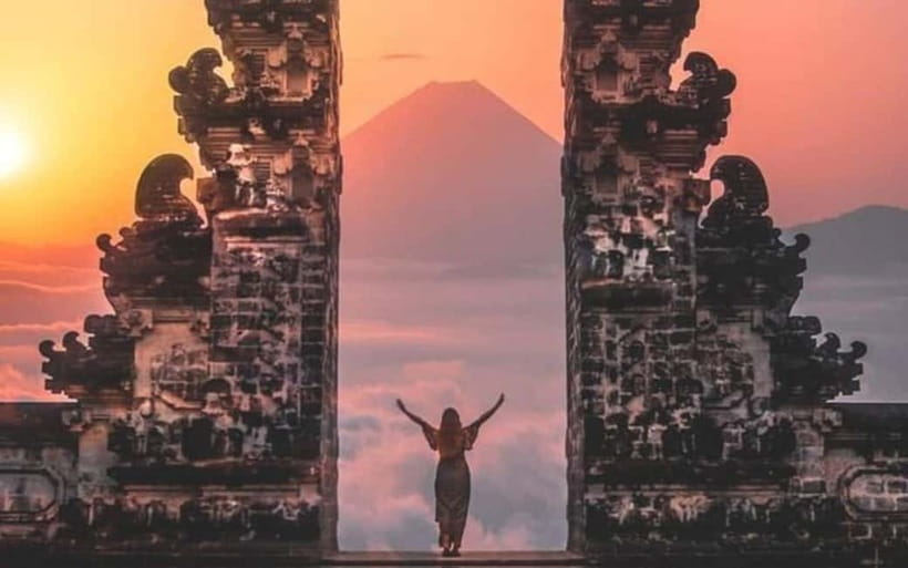 Bali: Highlight Full Day Private Tour - North Bali: Lake Bratan Floating Temple, Iconic Gates, and Big Waterfalls