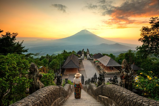 Bali Instagram: Gate of Heaven Temple Tour - Lempuyang Temple (Gate of Heaven): stairs, sarongs, and managing the photo line