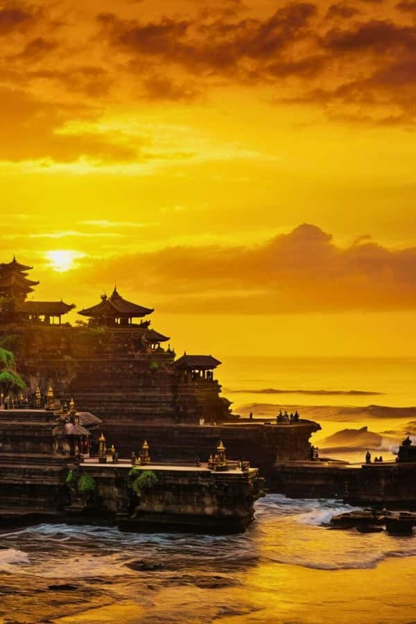 Bali: Jatiluwih UNESCO, Bratan Lake, Iconic Gate & Tanah Lot - Handara Iconic Gate: the famous arch, the temple symbolism, and the reality of crowds