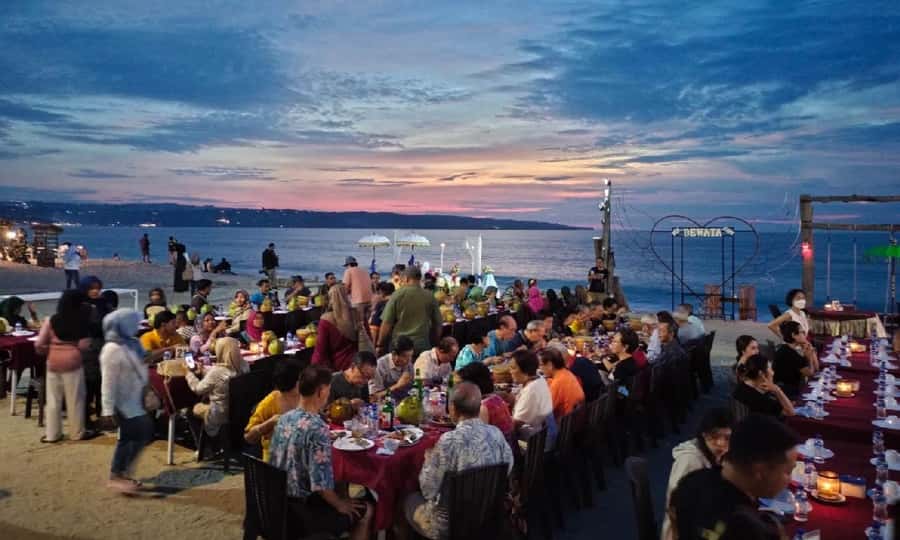 Bali: Jimbaran New Dewata Cafe Seafood Meal with Drinks - New Dewata Cafe on Jalan Pantai Kedonganan, how the evening plays out