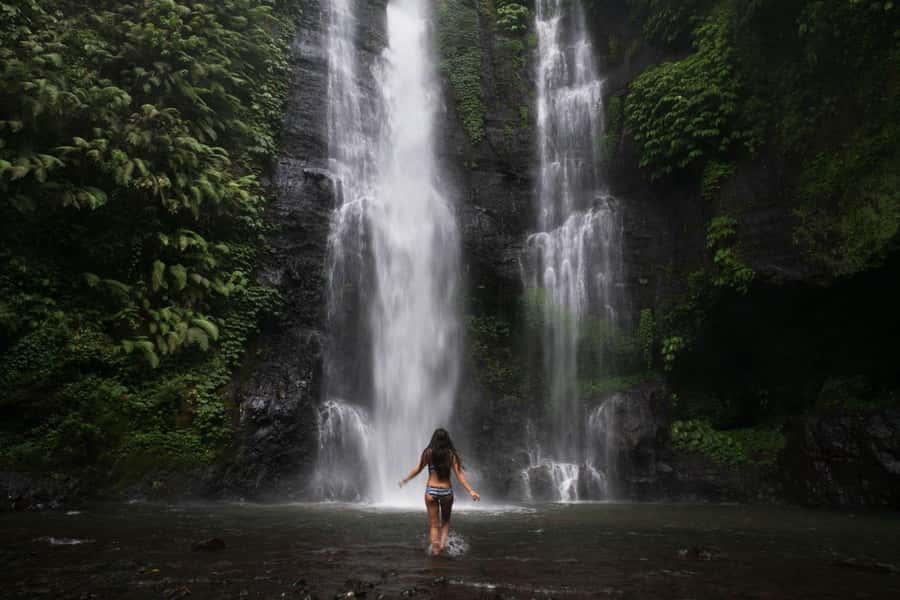 Bali: Lake Bratan, Handara Gate, Waterfall & Swing Tour - Ulun Danu Beratan Temple on Lake Bratan