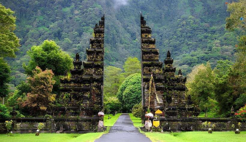 Bali: Lake Temple, Jatiluwih Rice Terrace & Waterfall Tour - Ulun Danu Beratan Temple: iconic lake views with a key access rule