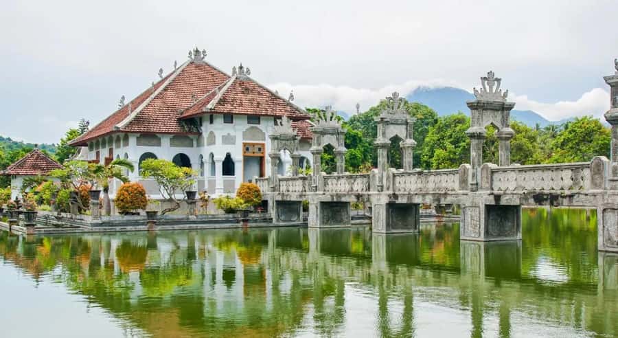 Bali: Lempuyang Temple, Tirta Gangga, and Taman Ujung Tour - Lunch at a Local Restaurant: Plan for a Real Pause