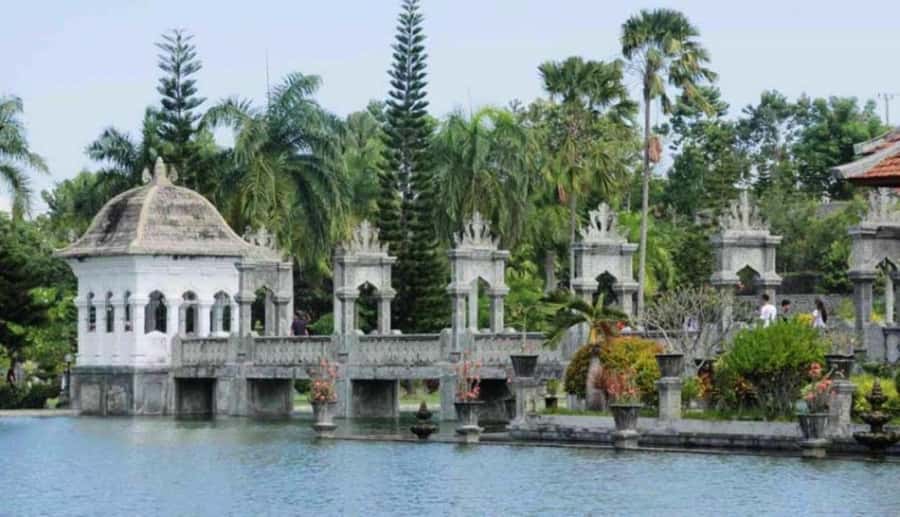 Bali: Lempuyang Temple, Tirta Gangga, Taman Ujung & Beach - Taman Ujung Water Palace: bridges, big pools, and wide views