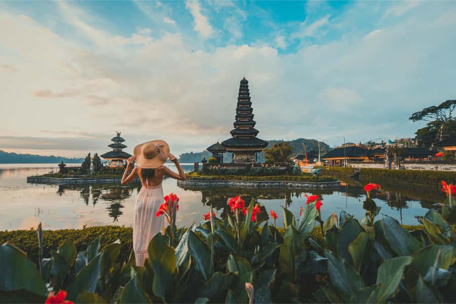 Bali: Lovina Beach and Bedugul Mountain Private Tour - Lake Bedugul and Ulun Danu, where you pay respects to the Water Goddess