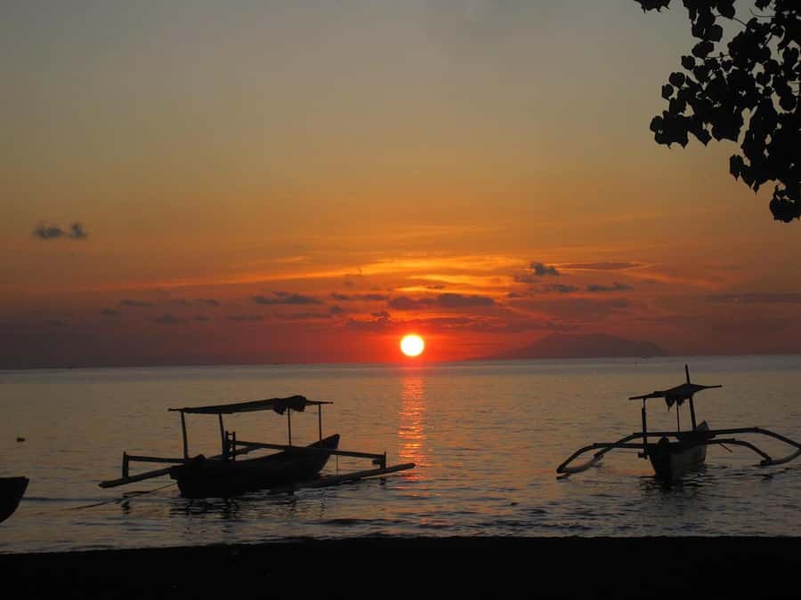 Bali: Lovina Sunset Tour with Snorkeling Experience - Snorkeling the Coral Reefs: What You Get and How to Make It Worth It