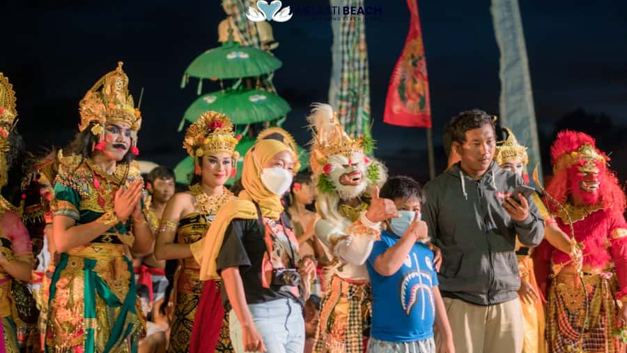 Bali: Melasti Beach Kecak Dance Show Tickets - Weather Reality at an Outdoor Beach Show