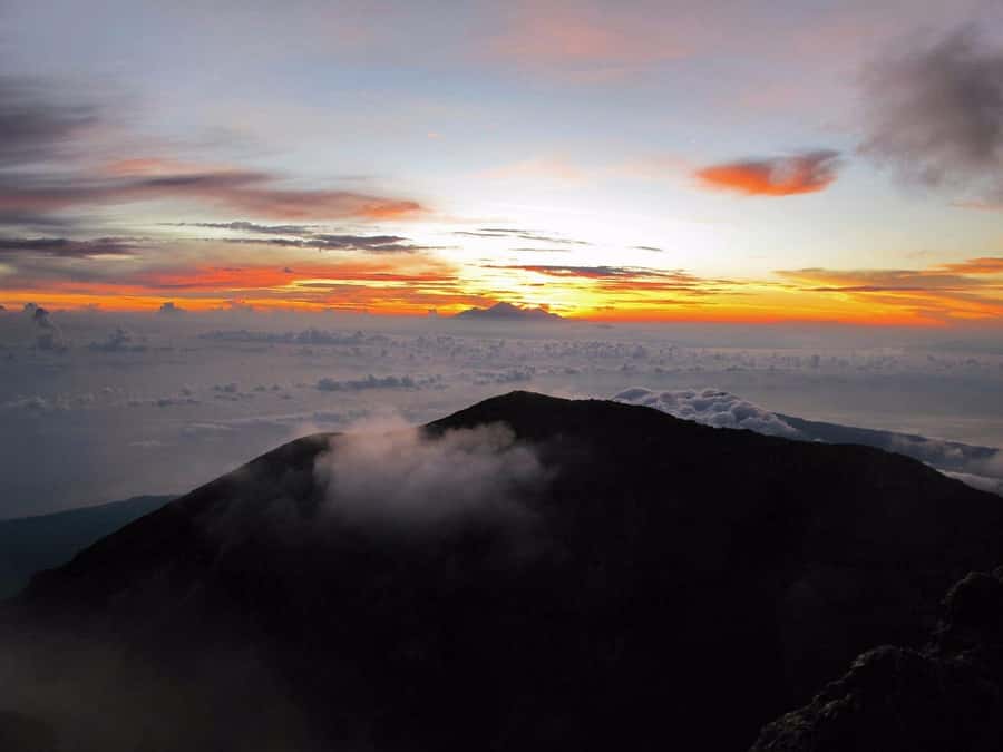 Bali: Mount Agung Sunrise Trekking Tour via Besakih Temple - The descent after sunrise: where footing gets risky