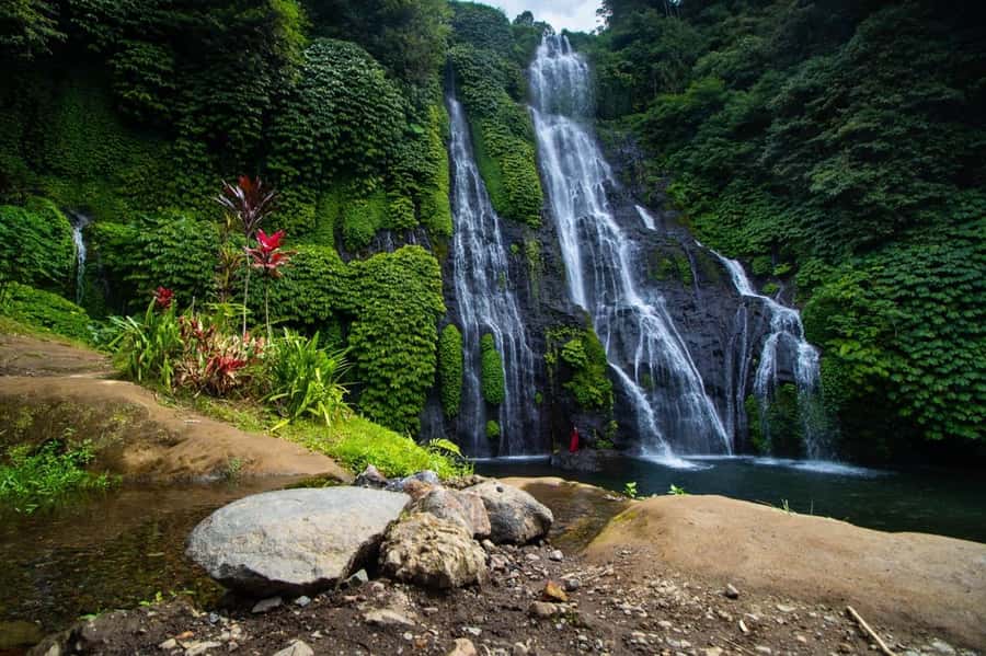 Bali: Munduk Waterfalls Trek, Twin Lakes and Temple Tour - Tamblingan Lake by wooden canoe: calm water, real-life basics