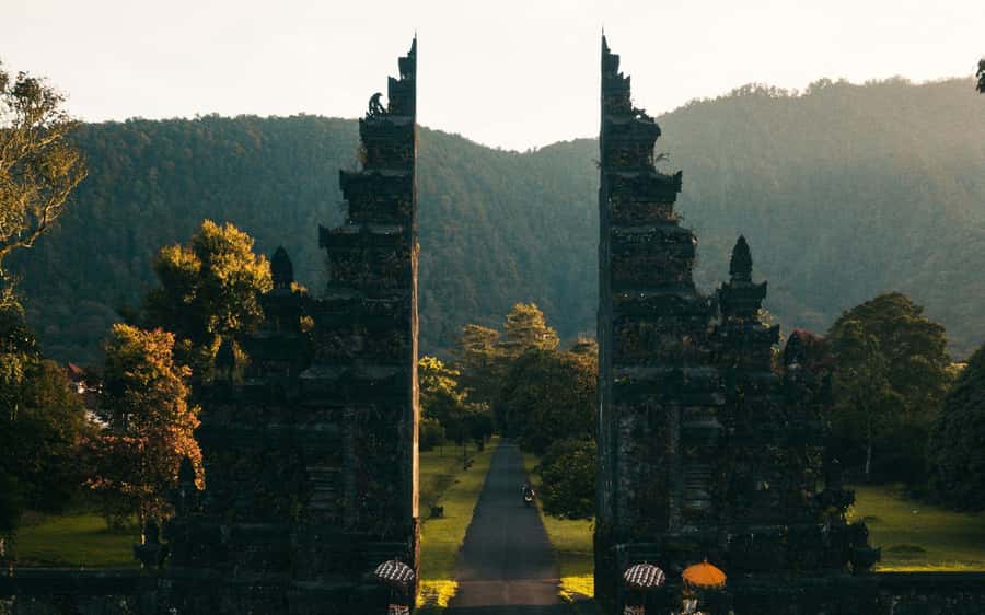 Bali: North Highlights Private Full-Day Customized Tour - Temples and lake viewpoints: Ulun Danu, Twin Lake View Point, and Brahmavihara Arama