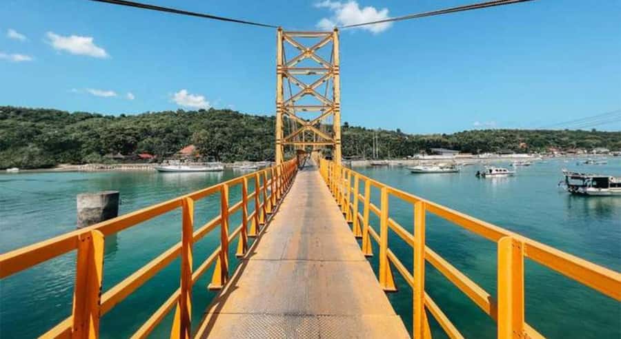 Bali: Nusa Lembongan Island Tour with Lunch & Transfers - Yellow Bridge Port: A Short Stop With Big Photo Potential