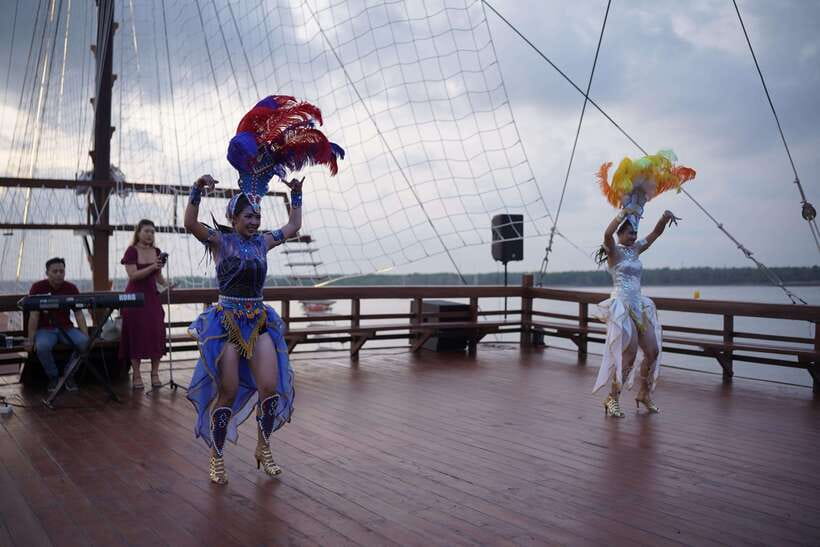 Bali Phinisi Cruise: Sunset Dinner with Live Music & Buffet - The first cruise segment: get settled, then wait for the good light