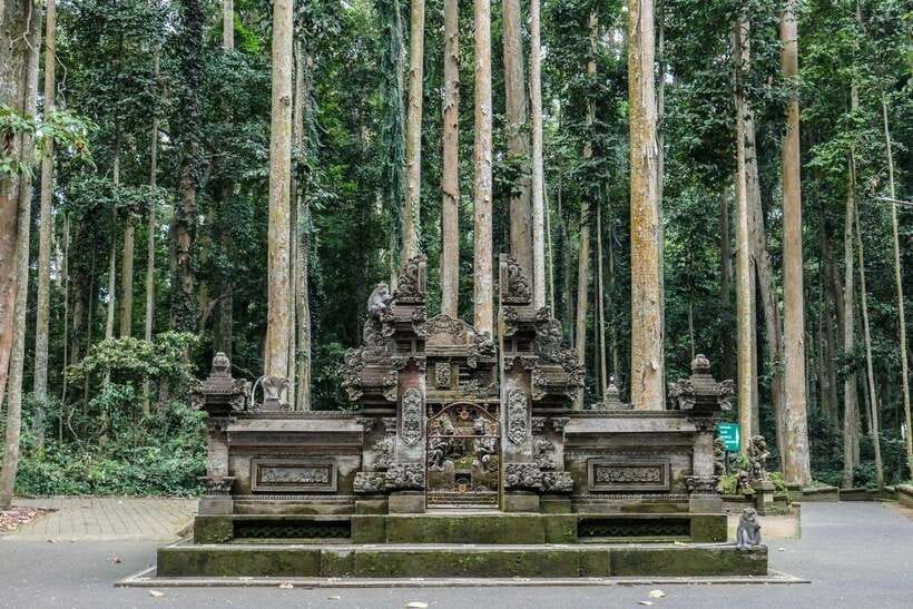 Bali: Purification Ritual at Taman Beji Griya - Taman Ayun Temple: serene gardens, carvings, and old Hindu architecture