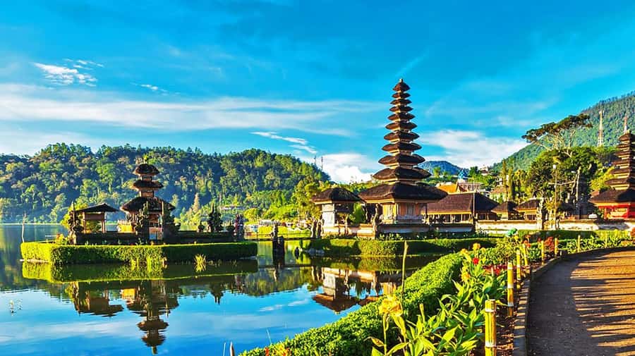 Bali: Royal Temple, Bedugul, and Tanah Lot Private Tour - Taman Ayun Royal Temple and its lotus-filled calm