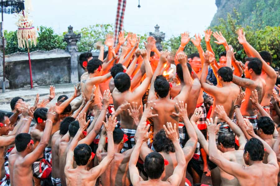 Bali Sunset: Uluwatu Temple, Kecak Dance and Jimbaran Bay - Entering Uluwatu Temple: Sea Gods, Cliffs, and Monkey Patrol