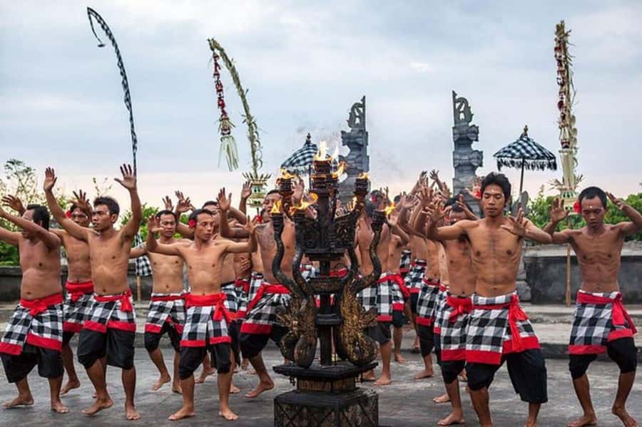 Bali: Sunset Uluwatu Temple & Kecak Fire Dance Private Tour - Kecak fire dance at 19:00: chants, circles, and the torch climax