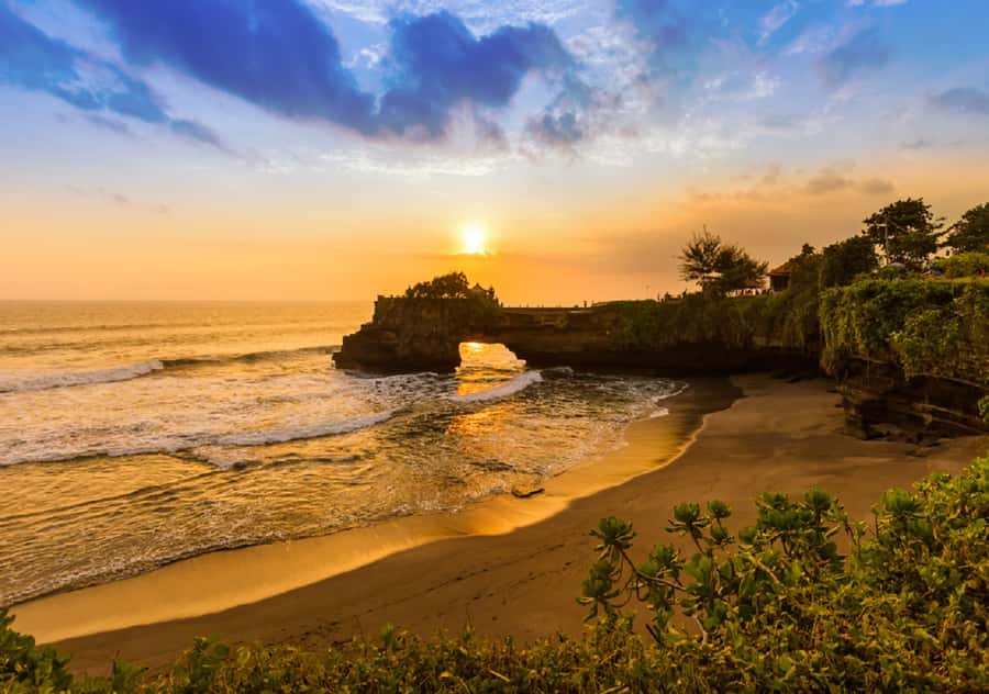 Bali: Taman Ayun and Tanah Lot Temple Sunset Tour - The best way the Tanah Lot sunset moment works
