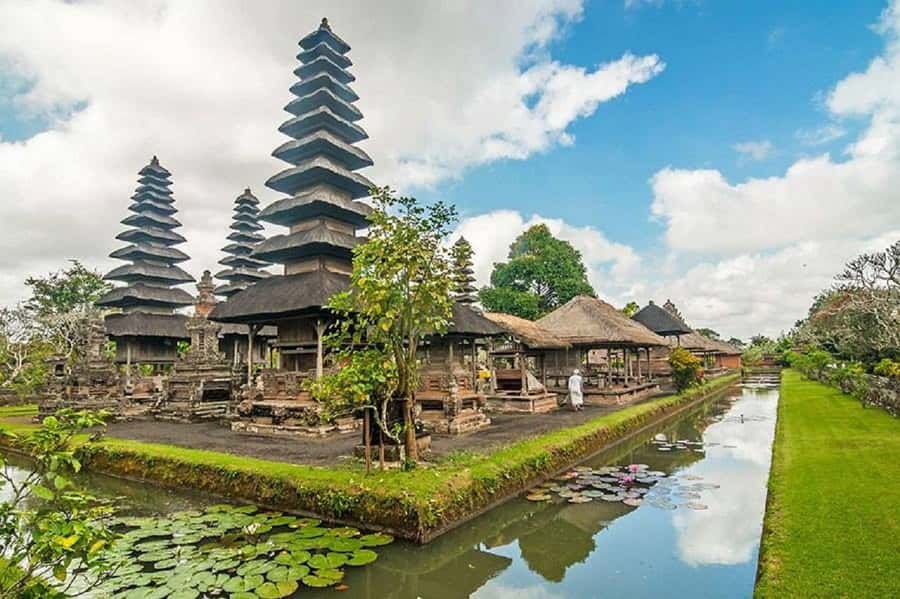 Bali: Taman Ayun, Jatiluwih, Ulun Danu, and Monkey Forest - Ulun Danu Beratan Temple at Lake Beratan, plus the boat ride