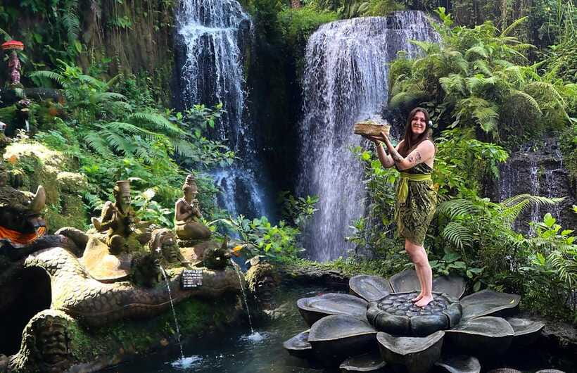 Bali: Taman Beji Griya Waterfall Purification Ritual - Photo stop etiquette at a sacred water site