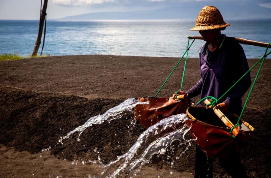 Bali: Traditional Villages, Salt Farm & Tirta Gangga Tour - What to bring, how to dress, and how to stay comfortable in Bali’s changing weather
