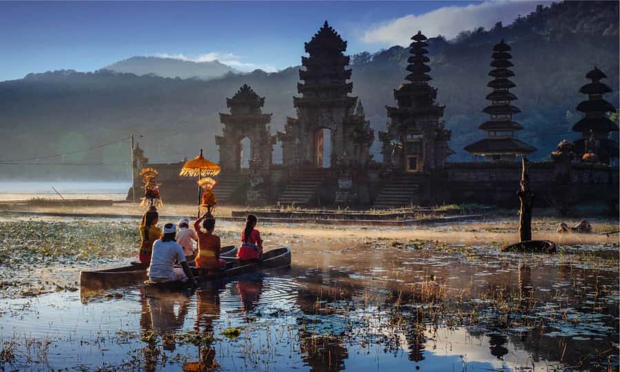 Bali: Twin Lakes, Handara Gates, and Forest Trekking Tour - Lake Tamblingan: Canoe Crossing and Time on the Water