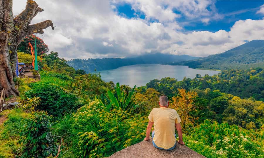 Bali: Twin Lakes, Handara Gates, and Forest Trekking Tour - Guided Trek Through Balinese Forest Toward Lake Buyan and Lake Tamblingan