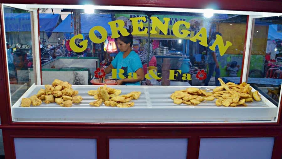 Bali - Ubud Night Market Food Tour - From traditional Balinese cakes to a market tour that explains what you’re eating