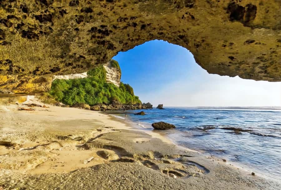 Bali: Uluwatu Beaches Tour with Padang Padang and Suluban - Green Bowl Beach: Hundreds of Steps and a Low-Tide Shape