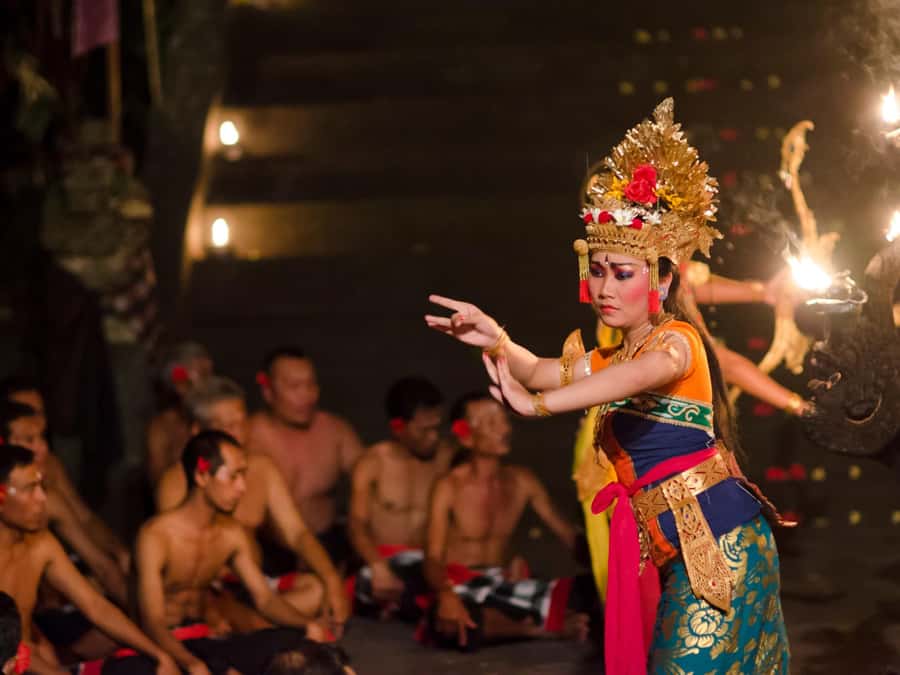 Bali: Uluwatu Temple, Kecak Dance, and Jimbaran Dinner Tour - Uluwatu Temple: Sea-temple drama, 70-meter views, and temple timing