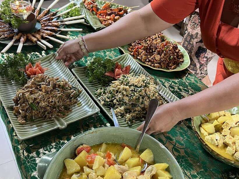 Balinese cooking class/Go shopping at the market, cook, eat - The meal you eat together, plus the recipe booklet for home