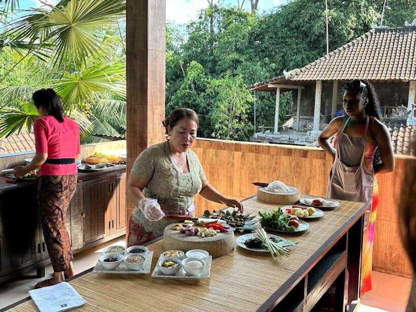 Balinese cooking class/Go shopping at the market, cook, eat - Morning market shopping at a real fresh-food stop