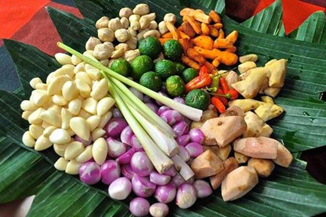 Balinese Cooking class with traditional morning market visit - Laplapan welcome and learning canang offerings