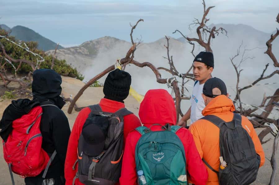 Banyuwangi/Bali: Ijen Crater Blue Fire & Sunrise Guided Tour - Kawah Ijen: why this tour feels different from a regular volcano outing