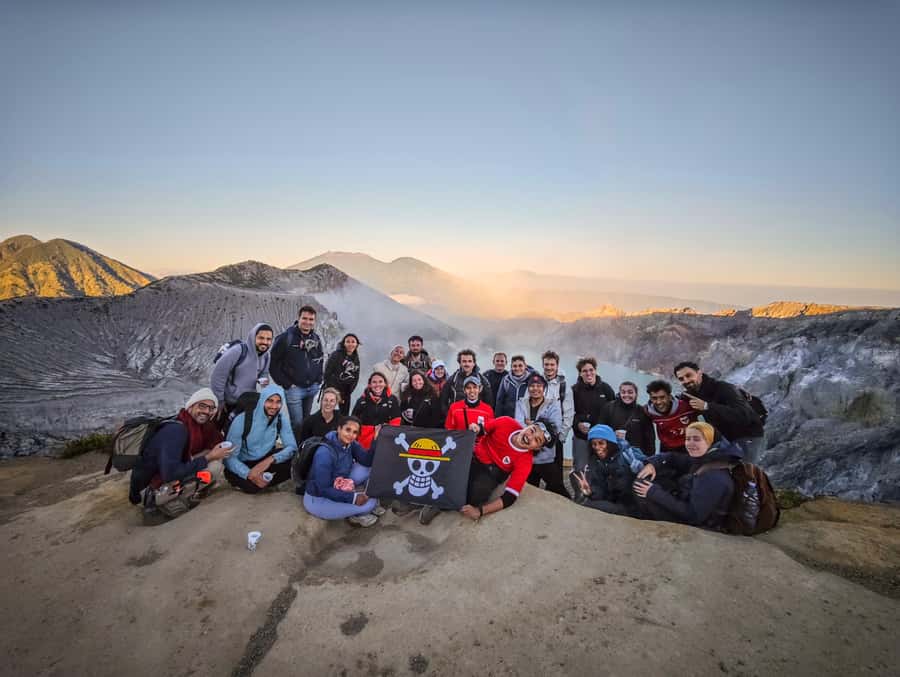 Banyuwangi/Bali: Ijen Volcano Midnight Blue Fire Guided Tour - Key highlights worth waking up for