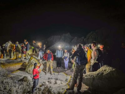 Banyuwangi/Bali: Ijen Volcano Midnight Blue Fire Guided Tour