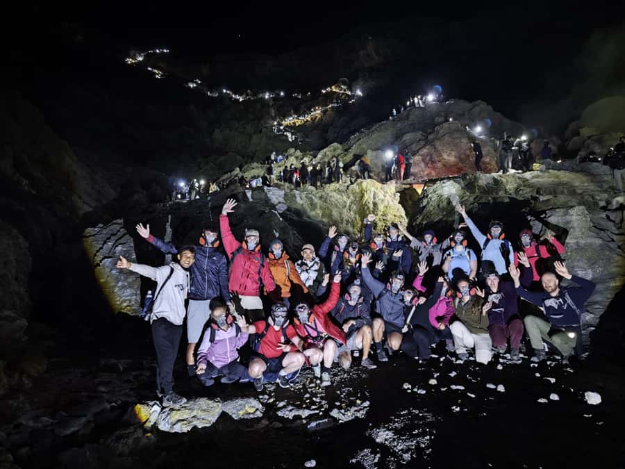 Banyuwangi/Bali: Ijen Volcano Midnight Blue Fire Guided Tour - Blue Fire and Acid Lake: What You Can Expect From the Crater Area