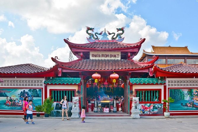 Batam Amazing Day Tour (include Lunch) - Welcome To Batam Monument: the first photo stop that sets the pace