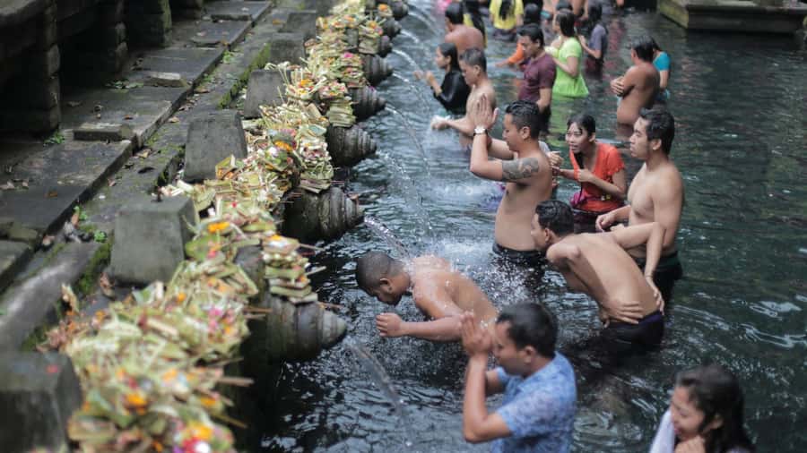 Central Bali: Ubud Village, Rice Terrace, and Kintamani Tour - Ubud Palace and the art market walk: culture with a shopping plan