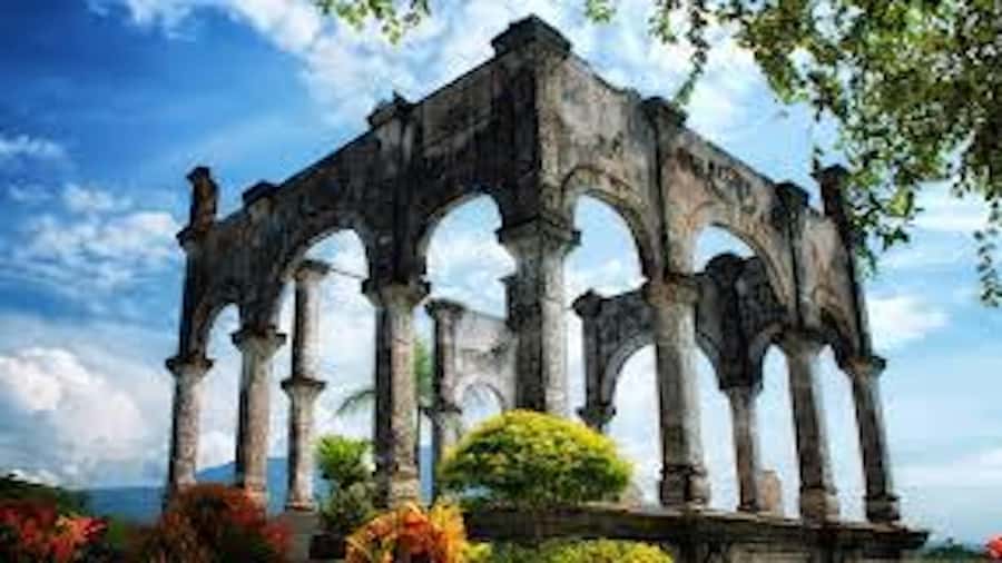 East Bali: Lempuyang Gates, Tenganan, & Water Palaces Tour - Lempuyang Gates, Volcano Backdrop, and Waiting That Feels Less Awkward