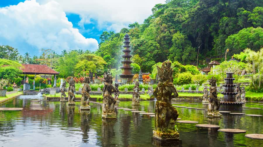East Bali Tour All In: Lempuyang, Tirta Gangga, Besakih - A 10-hour East Bali route that mixes iconic photos, rituals, and a swing