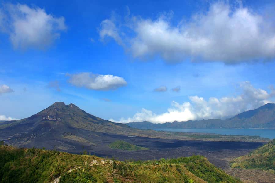 EAST BALI TRIP : BESAKIH TEMPLE/LAKE BATUR/TIRTA EMPUL - Lake Batur and Kintamani viewpoints: crescent moon water and volcanic scenery